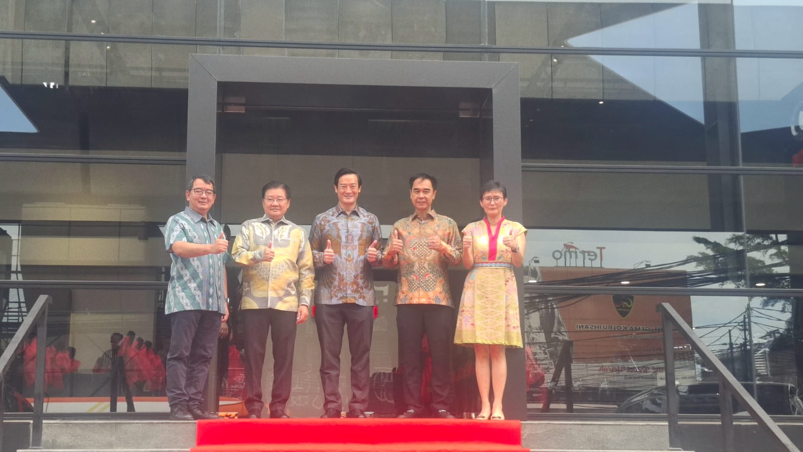 Acara peresmian showroom GWM Fatmawati berlangsung pada Rabu (11/12) dan ditandai dengan pemotongan pita oleh Khoo Shao Tze, Presiden Direktur PT Inchcape Automotive Indonesia, bersama Handy Englo, pemilik dealer sekaligus Presiden Direktur PT Meta Dwiguna Transcorp