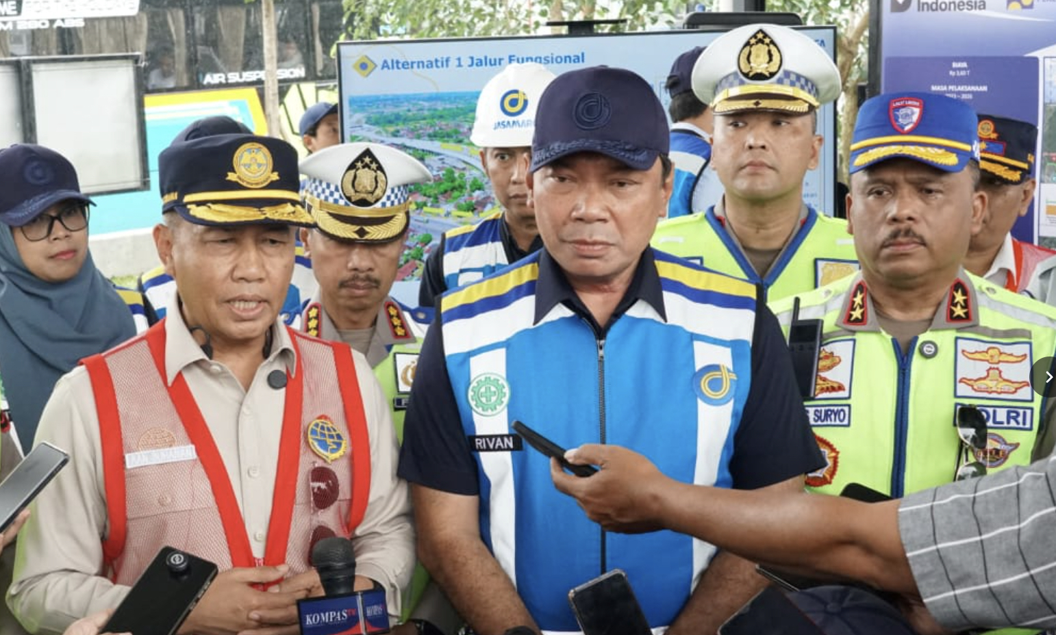Direktur Jenderal Perhubungan Darat, Aan Suhanan bersama Dirut PT Jasa Marga, Kakorlantas Polri, dan Dirut Jasa Raharja meninjau kesiapan proyek Tol Yogyakarta-Bawen dan proyek Tol Solo-Yogyakarta